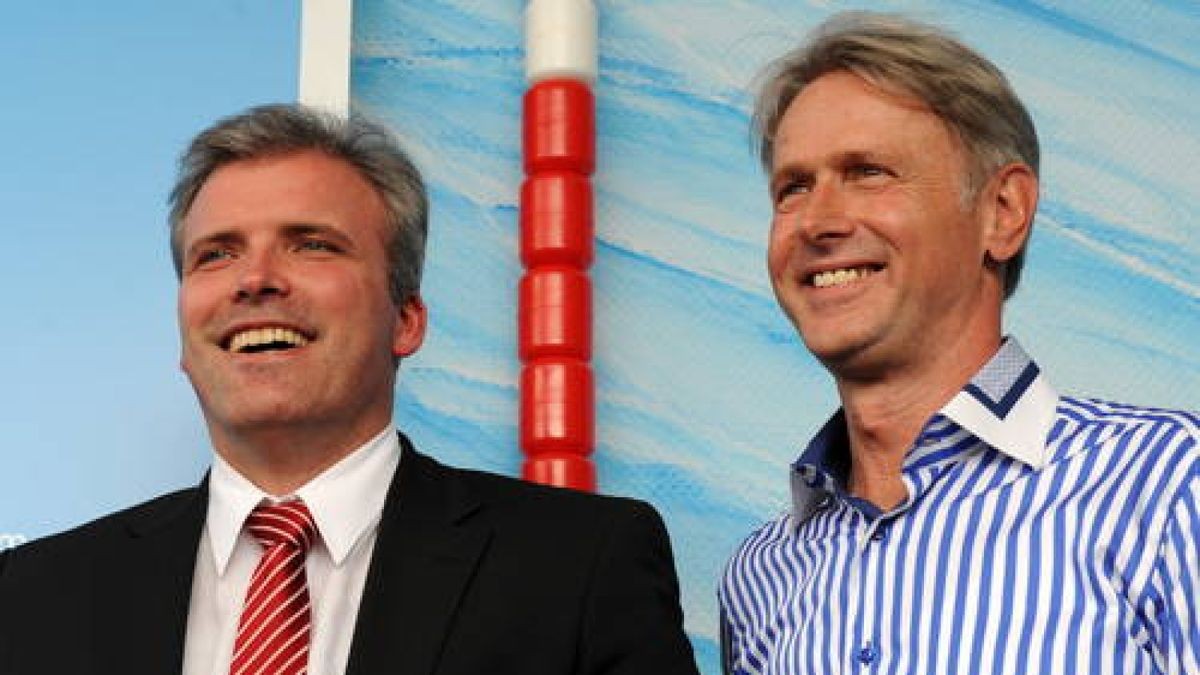 Roland Matthes (re) und Erfurts Oberbürgermeister Andreas Bausewein sind zur feierlichen Umbenennung der Schwimmhalle gekommen. Foto: Marco Schmidt 