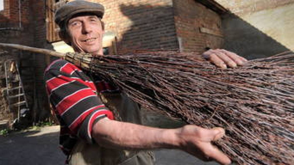 Besenbinder Klaus Hoffmann aus Udersleben mit einem seiner Reisigbesen. Foto: Marco Kneise