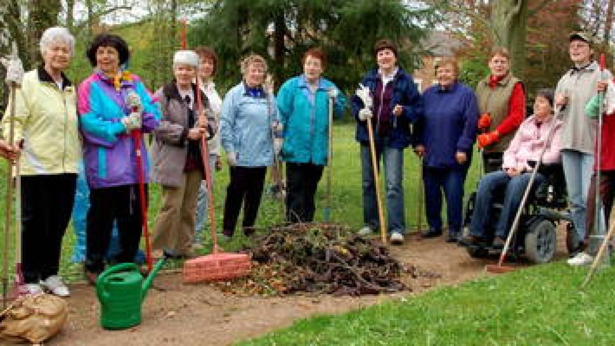 Der Frankenhäuser Frauenchor harkte und fegte wieder durch den botanischen Garten und wusste mit manch Liedchen für beste Stimmung zu sorgen. Foto: Petra Hellner