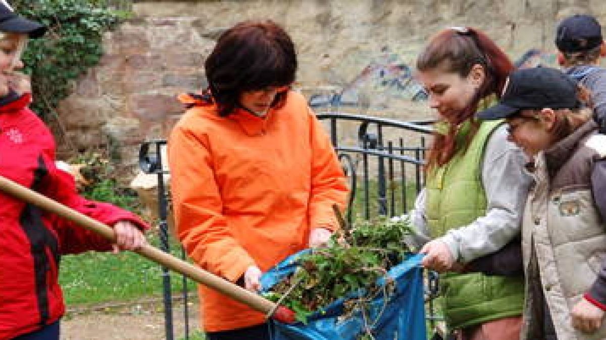 Sophia und Laura Weiland, Justin und Katja Zachariae waren mit dem Karate-Dojo im Botanischen Garten am Werk. Foto: Petra Hellner