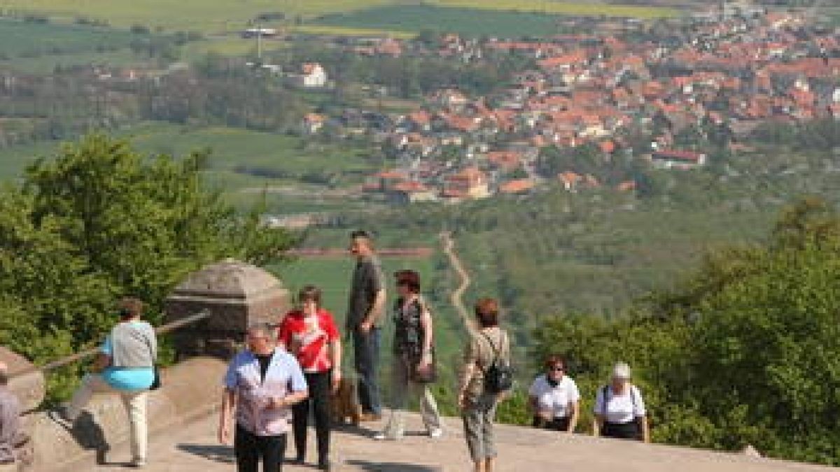 Die Besucher hatte vom Denkmal aus auch eine herliche Aussicht. Foto: Wilhelm Slodczyk