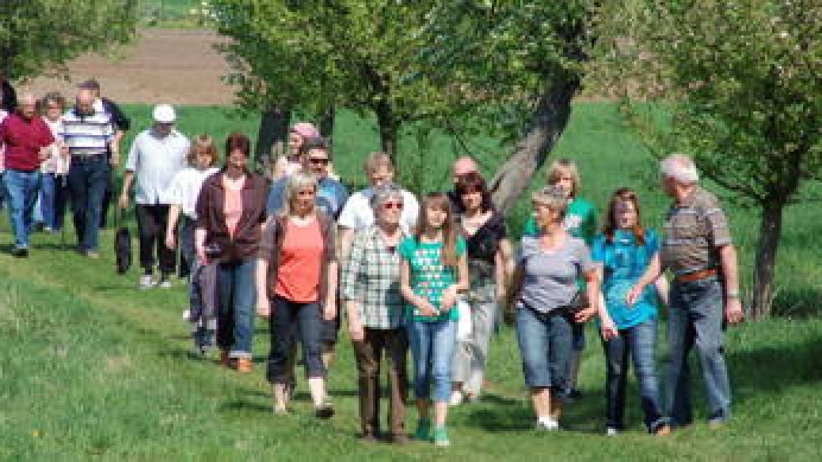 Für viele stand der Osterspaziergang mit dem Heimatverein, diesmal bei herrlichstem Sonnenschein, fest im Terminkalender. Foto: Petra Hellner