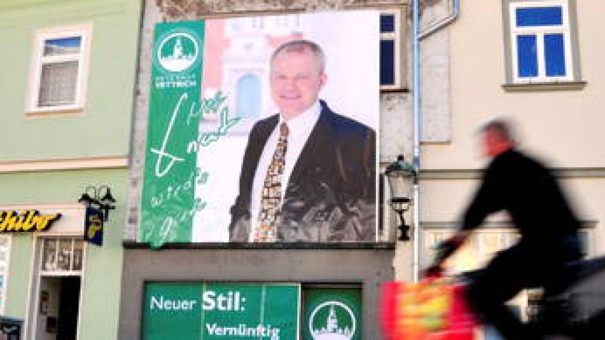 Mitten in der Innenstadt lächelt CDU-Bürgermeisterkandidat Knut Vettrich auf einer großen Werbeplane vorbeigehende Passanten an.  Foto: Christoph Vogel