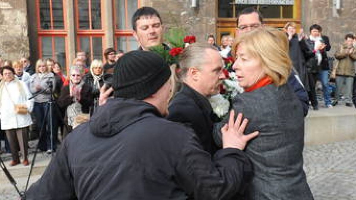 Während der Kranzniederlegung für die Opfer der Bombardierung an der Stele vor dem Rathaus in Nordhausen geht Roy Elbert, Stadtratsmitglied der NPD, gegen Oberbürgermeisterin Barbara Rinke vor, die ihm den Kranz, den die NPD Nordhausen niedergelegt hat, wiedergeben will. Foto: Roland Obst