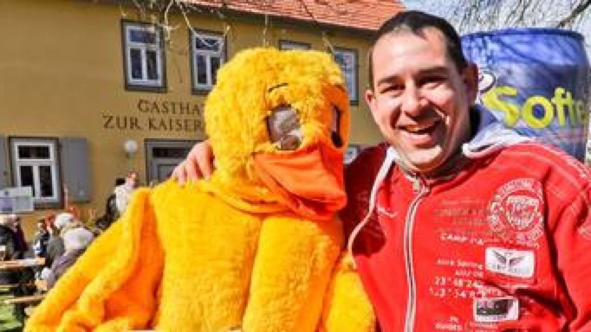 Ein großes Huhn half Enrico Hilke beim Eier-Verstecken. Foto: Peter Riecke