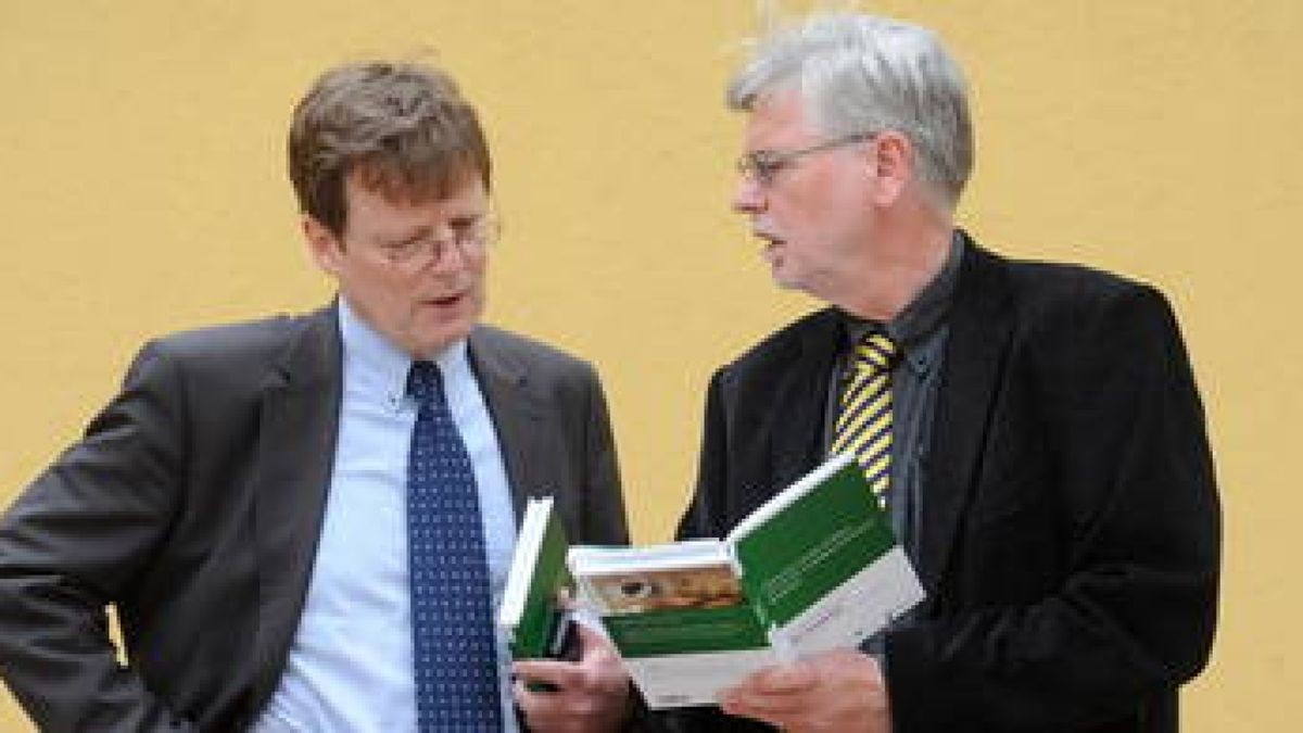 Die Herausgeber Paul-Josef Raue (r.) und Hanno Müller im Gespräch über das Buch 