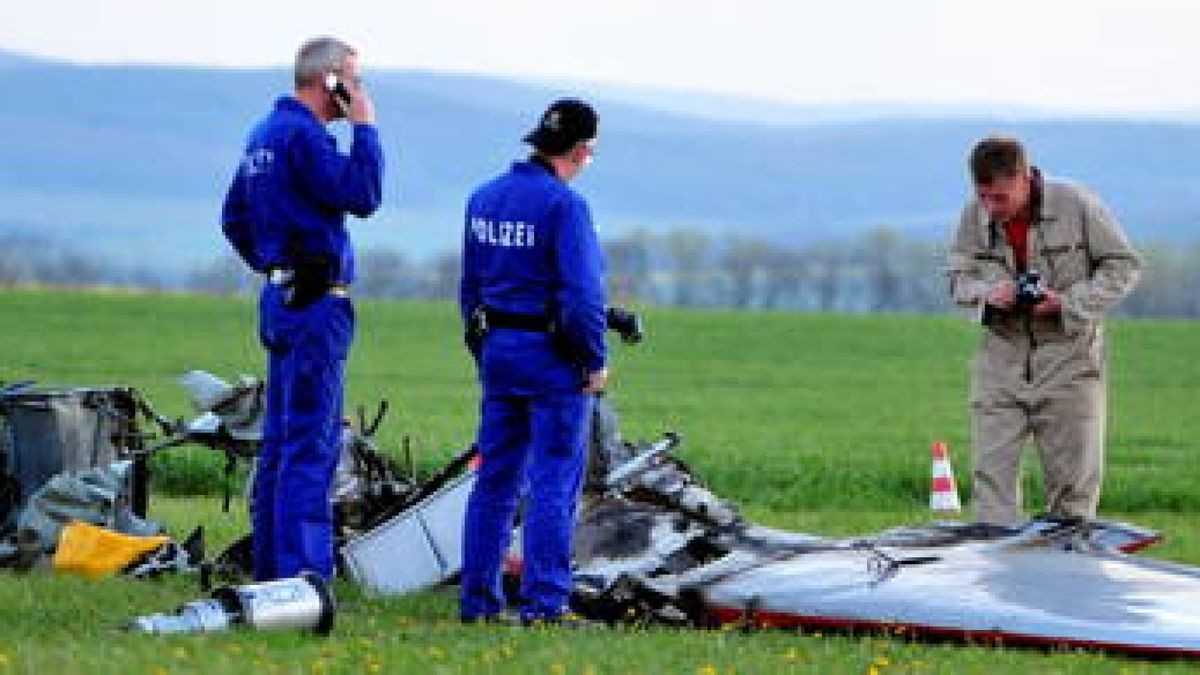 Nach dem Flugzeug-Absturz am Flugplatz in Alkersleben nahmen Beamte der Polizei und ein Unfallermittler des Luftfahrtbundesamtes die Untersuchungen zur Ursache des Unfalls auf. Dafür wurden die Wrackteile der Propellermaschine, die auf der Wiese verstreut lagen, sichergestellt. Foto: Christoph Vogel