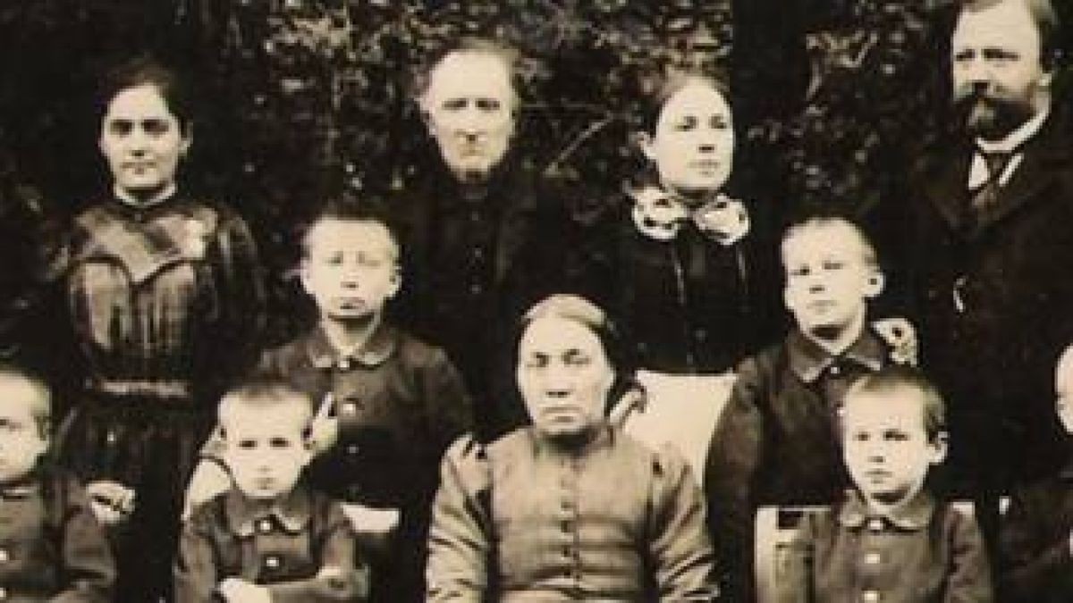 Dieser Fotoausschnitt vom Mai 1901 zeigt eine Gruppe von Waisenkindern mit der Waisenhausmutter in der Mitte. Foto: Heimatmuseum Friedrichswerth