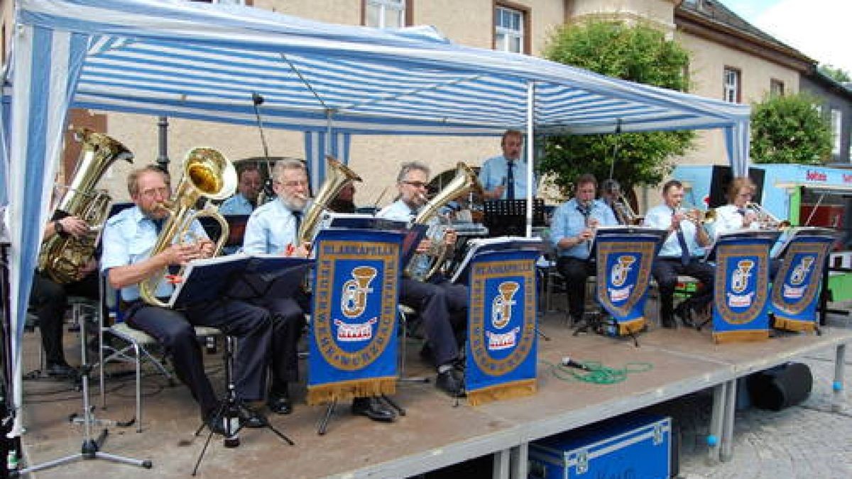 Dichtes Gedränge beim Markt und Heimatfest in Wurzbach