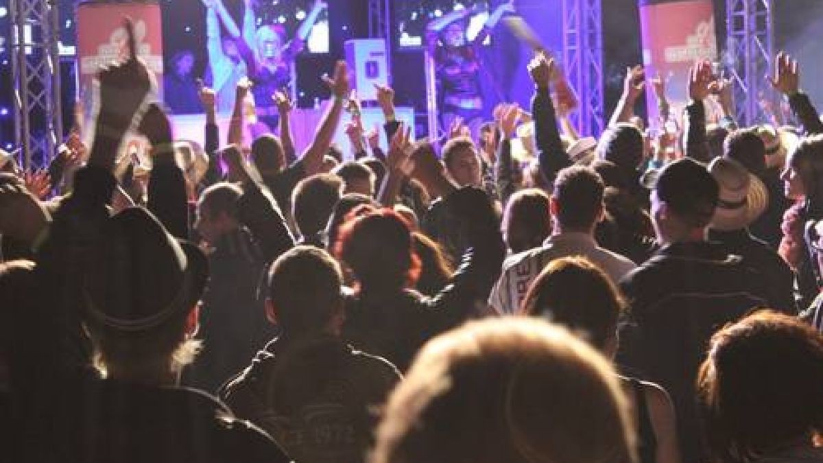 Heiß ging es auf dem Possen bei Sondershausen bei der Mixery Klubraum Tour her. Dafür sorgten die DJ vom Radiosender RTL 89.0 und ihre bezaubernden Tänzerinnen.