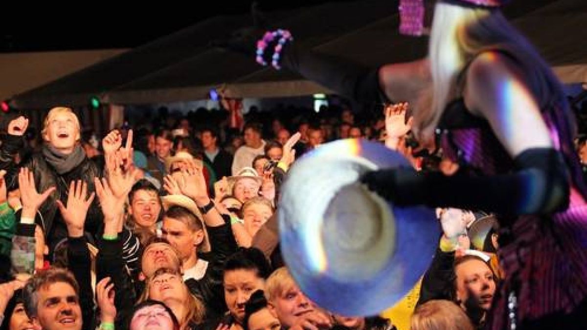 Heiß ging es auf dem Possen bei Sondershausen bei der Mixery Klubraum Tour her. Dafür sorgten die DJ vom Radiosender RTL 89.0 und ihre bezaubernden Tänzerinnen.
