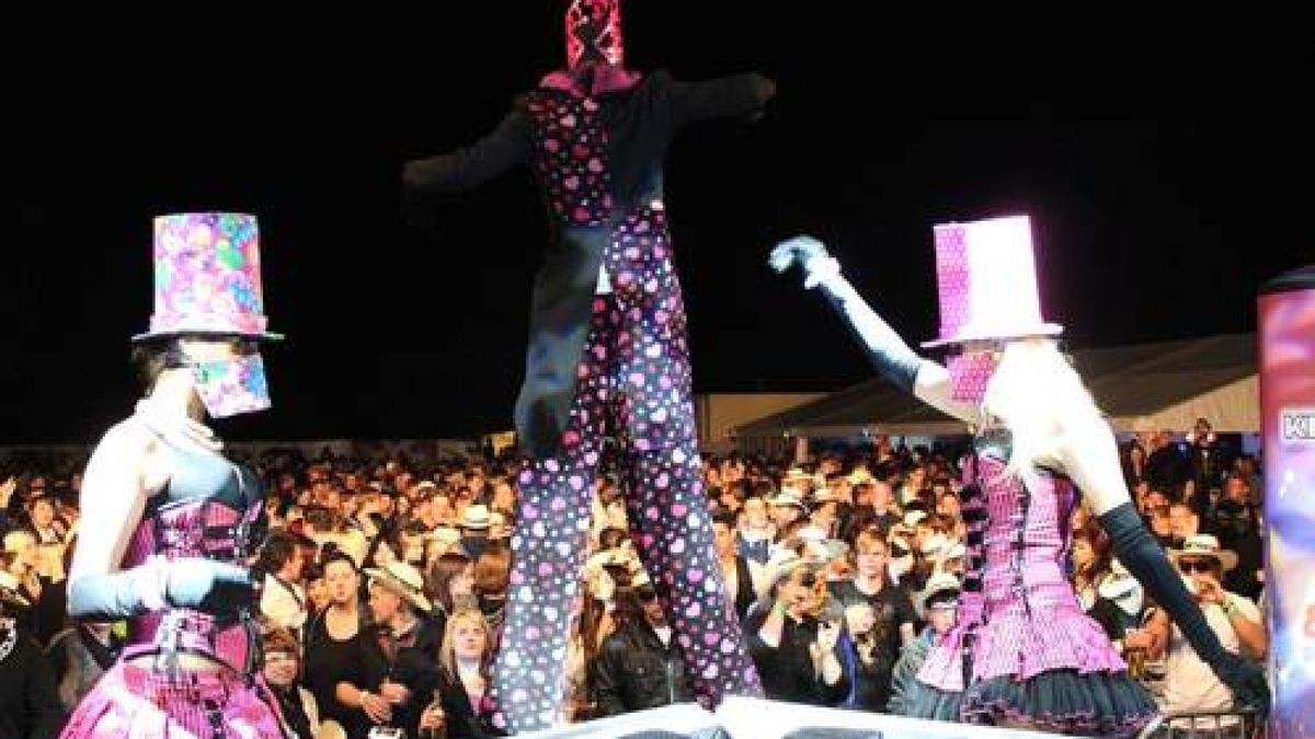 Heiß ging es auf dem Possen bei Sondershausen bei der Mixery Klubraum Tour her. Dafür sorgten die DJ vom Radiosender RTL 89.0 und ihre bezaubernden Tänzerinnen.