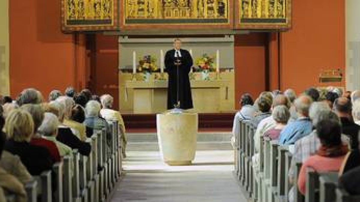 In der Thomas-Kirche in der Schillerstraße wurde Sonntagnachmittag des Baus der Synagoge vor 60 Jahren gedacht. Foto: Holger John