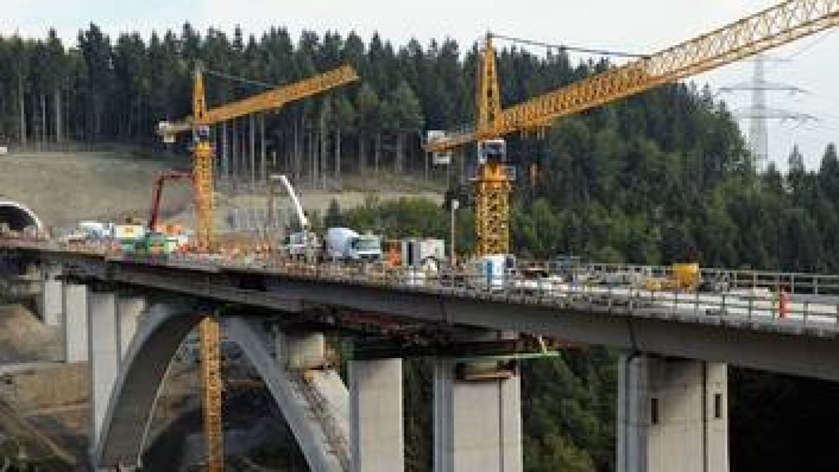 Das 291 Meter lange Bauwerk überspannt in einer Höhe von 65 Metern das Tal mit einem weiten Bogen. Foto: Jens-Ulrich Koch/dapd