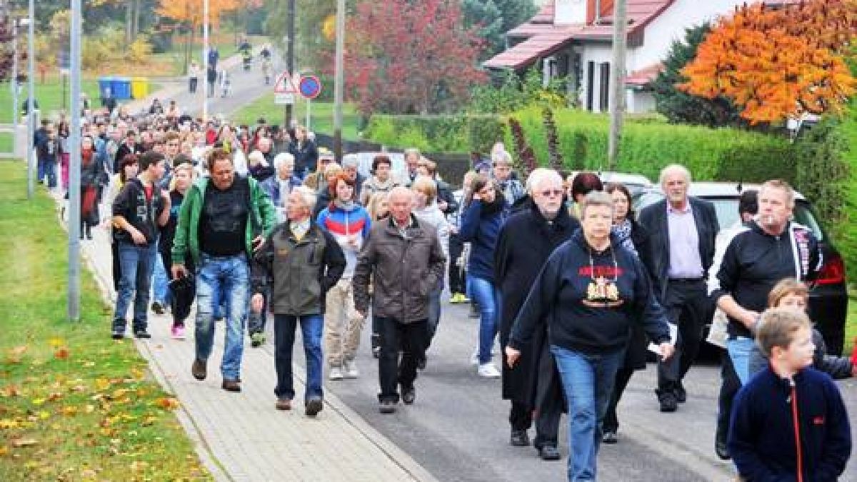 Mit einem Festumzug und einer musikalischen Darbietung von evangelischem Kindergarten und Posaunenchor begingen Mitarbeiter des ökumenischen Hainichklinikums und Vertreter des öffentlichen Lebens die feierliche Glockenweihe in Pfafferode. Foto: Daniel Volkmann