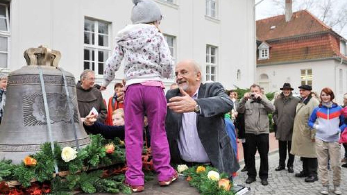 Mit einem Festumzug und einer musikalischen Darbietung von evangelischem Kindergarten und Posaunenchor begingen Mitarbeiter des ökumenischen Hainichklinikums und Vertreter des öffentlichen Lebens die feierliche Glockenweihe in Pfafferode. Foto: Daniel Volkmann