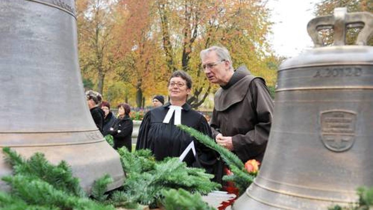 Mit einem Festumzug und einer musikalischen Darbietung von evangelischem Kindergarten und Posaunenchor begingen Mitarbeiter des ökumenischen Hainichklinikums und Vertreter des öffentlichen Lebens die feierliche Glockenweihe in Pfafferode. Foto: Daniel Volkmann