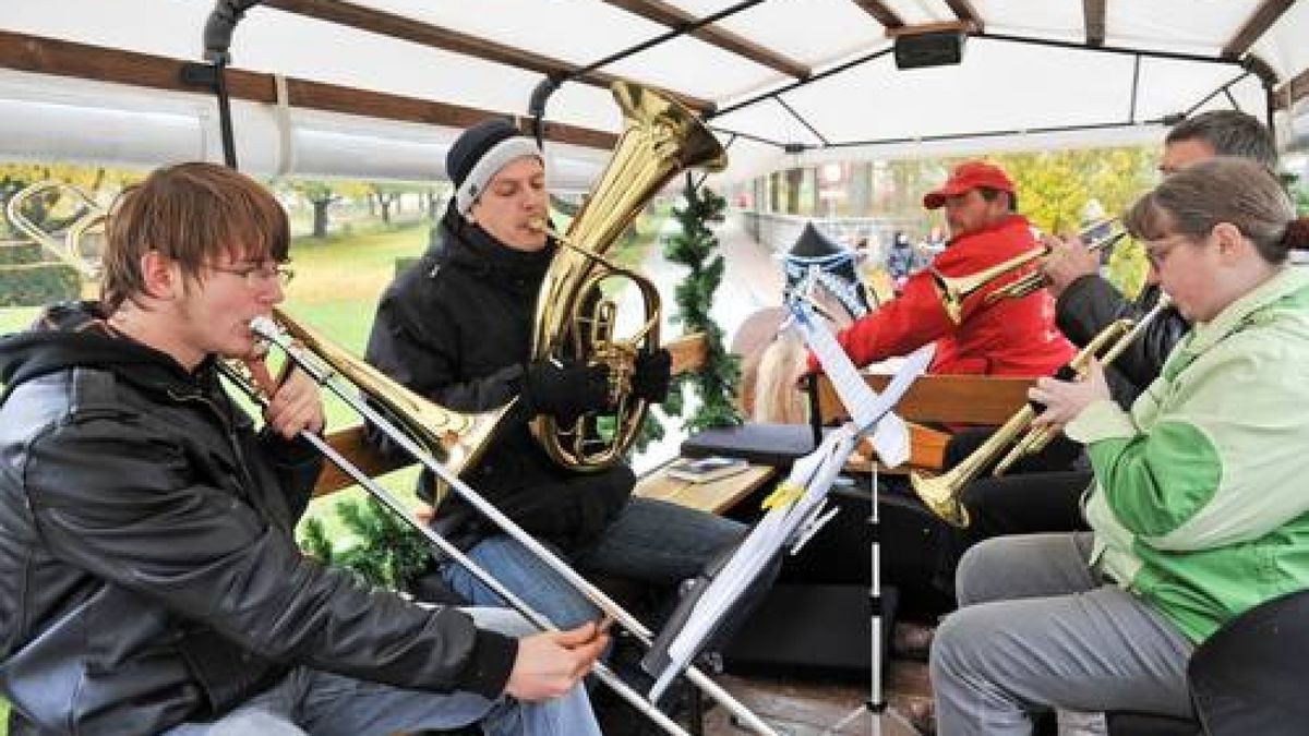 Mit einem Festumzug und einer musikalischen Darbietung von evangelischem Kindergarten und Posaunenchor begingen Mitarbeiter des ökumenischen Hainichklinikums und Vertreter des öffentlichen Lebens die feierliche Glockenweihe in Pfafferode. Foto: Daniel Volkmann