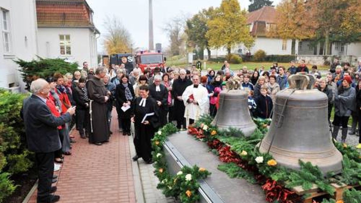 Mit einem Festumzug und einer musikalischen Darbietung von evangelischem Kindergarten und Posaunenchor begingen Mitarbeiter des ökumenischen Hainichklinikums und Vertreter des öffentlichen Lebens die feierliche Glockenweihe in Pfafferode. Foto: Daniel Volkmann