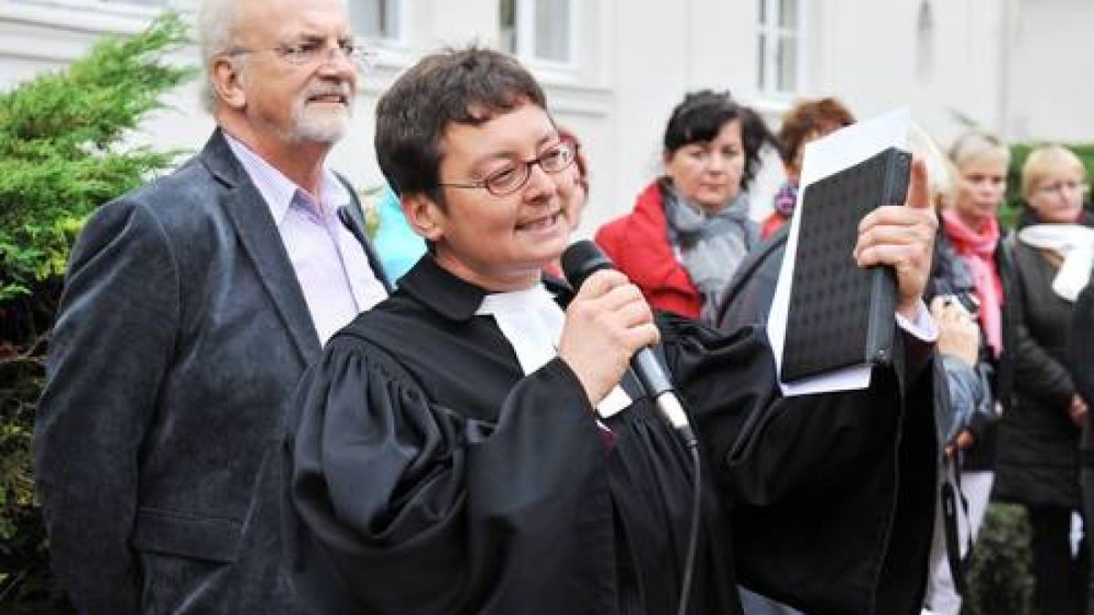 Mit einem Festumzug und einer musikalischen Darbietung von evangelischem Kindergarten und Posaunenchor begingen Mitarbeiter des ökumenischen Hainichklinikums und Vertreter des öffentlichen Lebens die feierliche Glockenweihe in Pfafferode. Foto: Daniel Volkmann