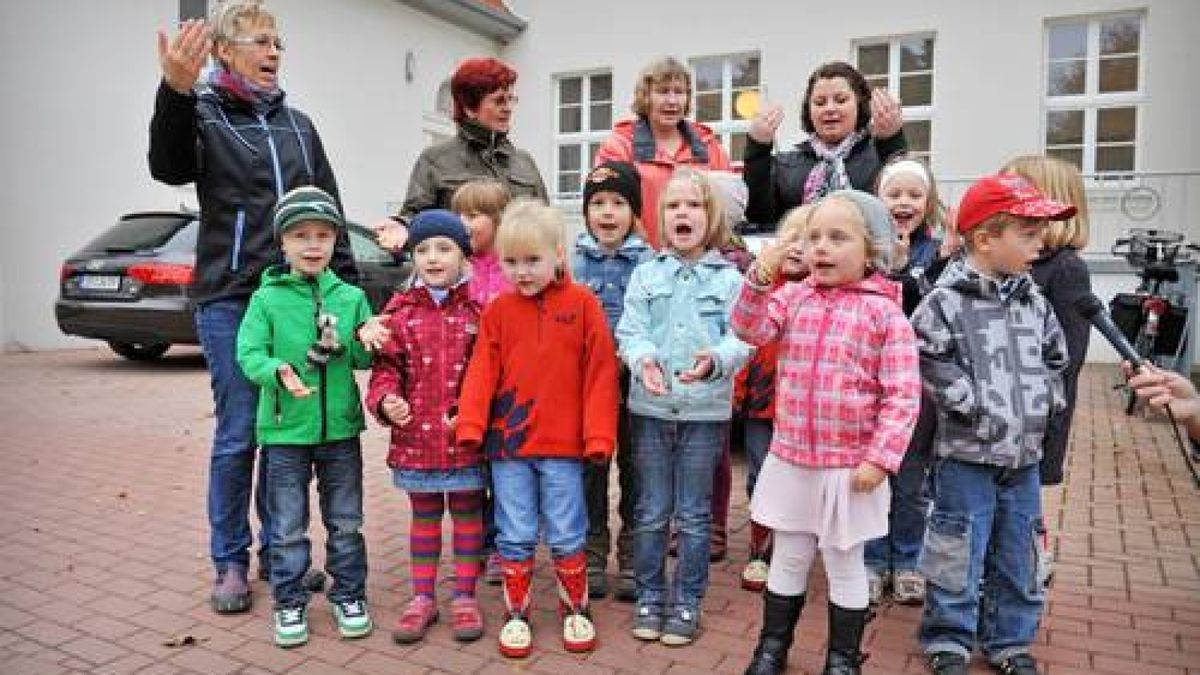 Mit einem Festumzug und einer musikalischen Darbietung von evangelischem Kindergarten und Posaunenchor begingen Mitarbeiter des ökumenischen Hainichklinikums und Vertreter des öffentlichen Lebens die feierliche Glockenweihe in Pfafferode. Foto: Daniel Volkmann