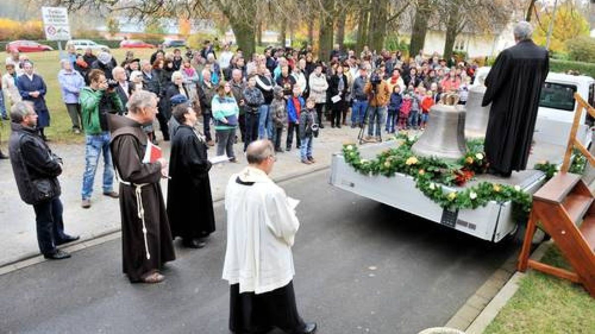 Mit einem Festumzug und einer musikalischen Darbietung von evangelischem Kindergarten und Posaunenchor begingen Mitarbeiter des ökumenischen Hainichklinikums und Vertreter des öffentlichen Lebens die feierliche Glockenweihe in Pfafferode. Foto: Daniel Volkmann