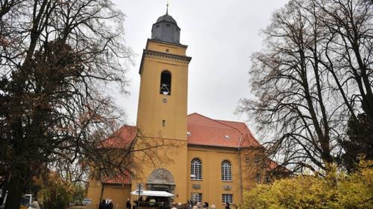 Mit einem Festumzug und einer musikalischen Darbietung von evangelischem Kindergarten und Posaunenchor begingen Mitarbeiter des ökumenischen Hainichklinikums und Vertreter des öffentlichen Lebens die feierliche Glockenweihe in Pfafferode. Foto: Daniel Volkmann