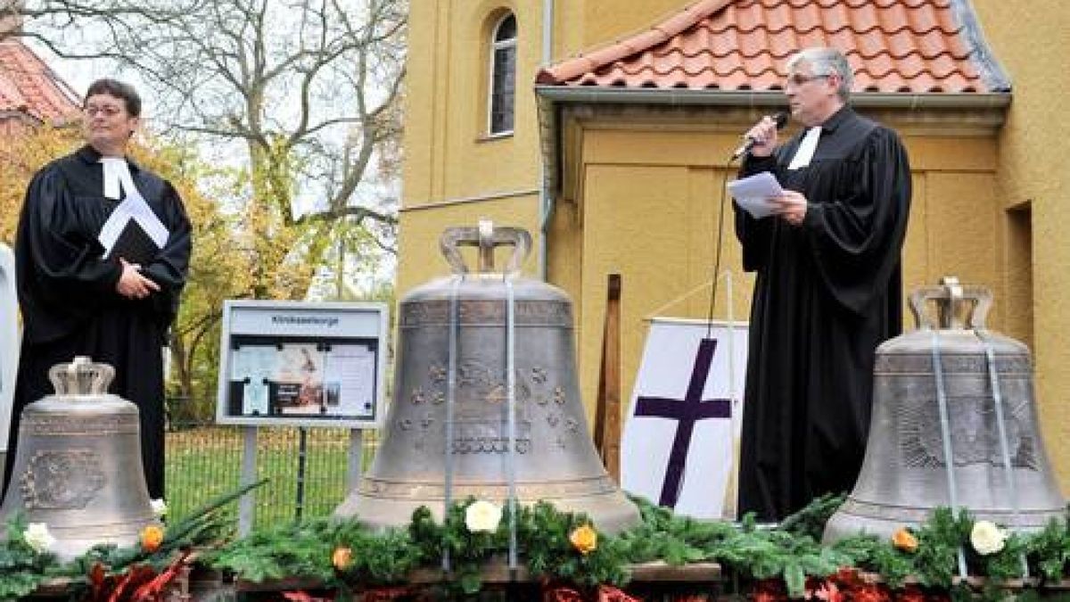 Mit einem Festumzug und einer musikalischen Darbietung von evangelischem Kindergarten und Posaunenchor begingen Mitarbeiter des ökumenischen Hainichklinikums und Vertreter des öffentlichen Lebens die feierliche Glockenweihe in Pfafferode. Foto: Daniel Volkmann