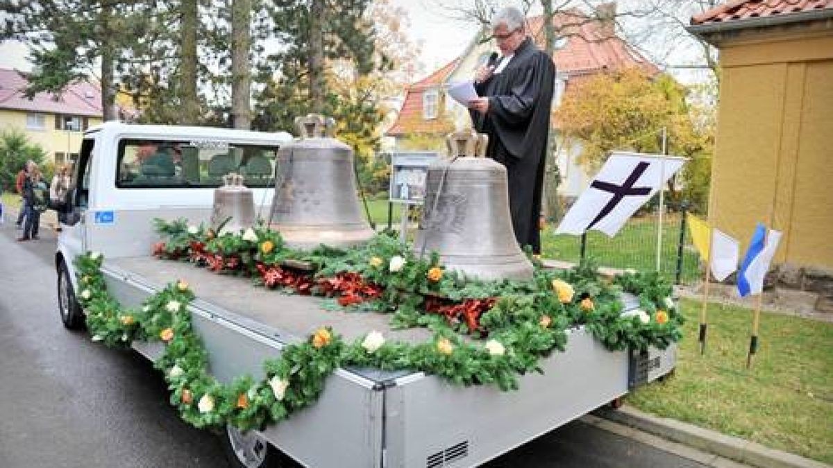 Mit einem Festumzug und einer musikalischen Darbietung von evangelischem Kindergarten und Posaunenchor begingen Mitarbeiter des ökumenischen Hainichklinikums und Vertreter des öffentlichen Lebens die feierliche Glockenweihe in Pfafferode. Foto: Daniel Volkmann