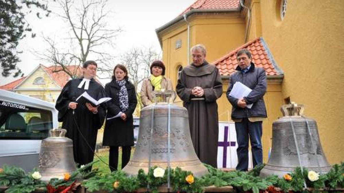 Mit einem Festumzug und einer musikalischen Darbietung von evangelischem Kindergarten und Posaunenchor begingen Mitarbeiter des ökumenischen Hainichklinikums und Vertreter des öffentlichen Lebens die feierliche Glockenweihe in Pfafferode. Foto: Daniel Volkmann