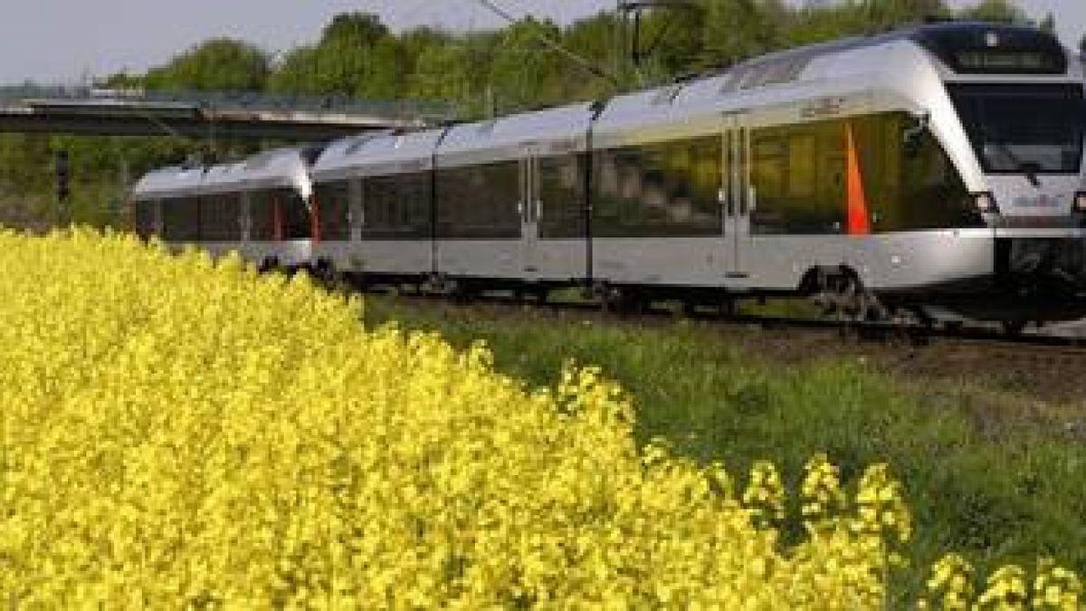 Ein Zug von Abellio auf der Fahrt durch Nordrhein-Westfalen. Foto: Abellio