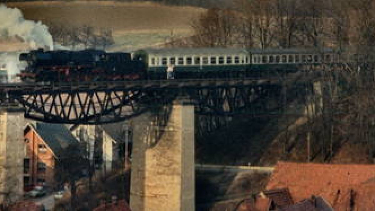 Bei herrlichstem Sonnenschein pendelten am 30. und 31. Dezember 1992 mit Dampfloks bespannte Sonderzüge zwischen Leinefelde und Geismar. Höhepunkt war die Fahrt über das imposante Lengenfelder Viadukt. Foto: Ludwig Pölitz