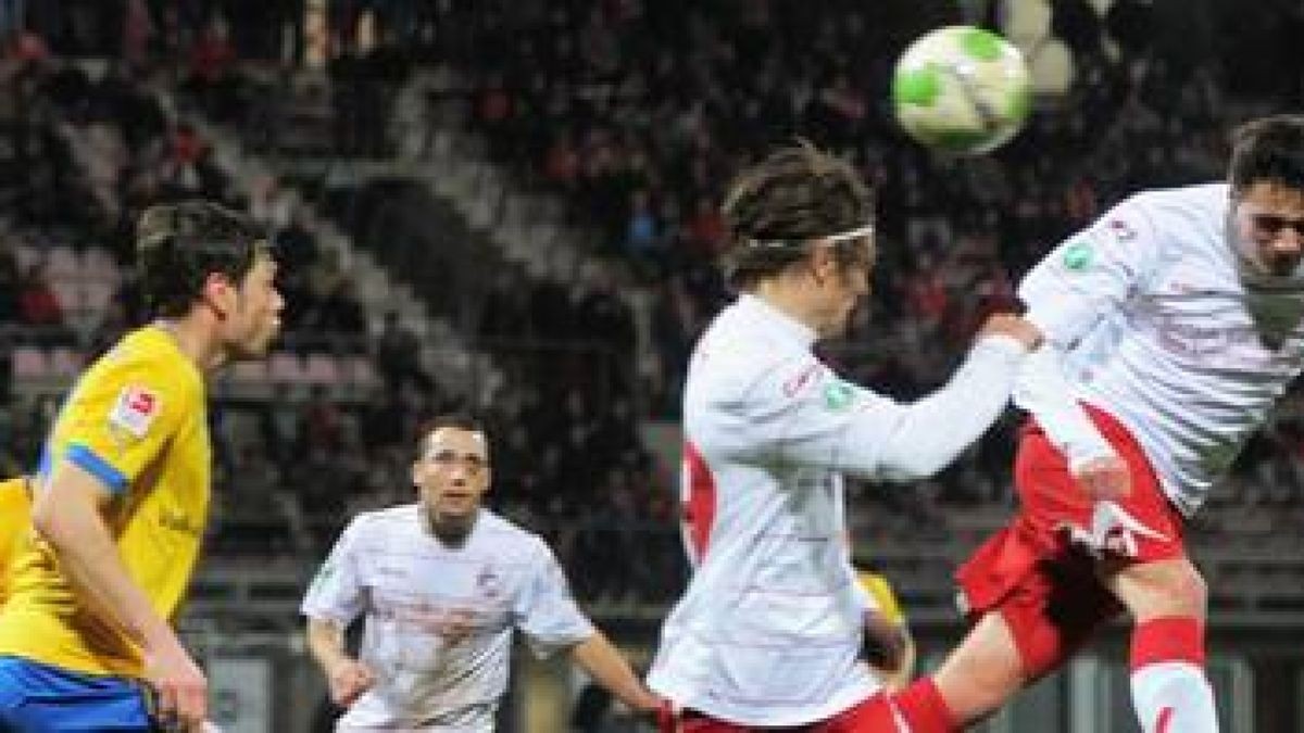 Jonas Nietfeld (FC Rot-Weiß Erfurt, rechts im Bild) erzielt mit diesem Kopfball den zwischenzeitlichen 2:2-Ausgleichstreffer gegen Eintracht Braunschweig. Foto: Sascha Fromm