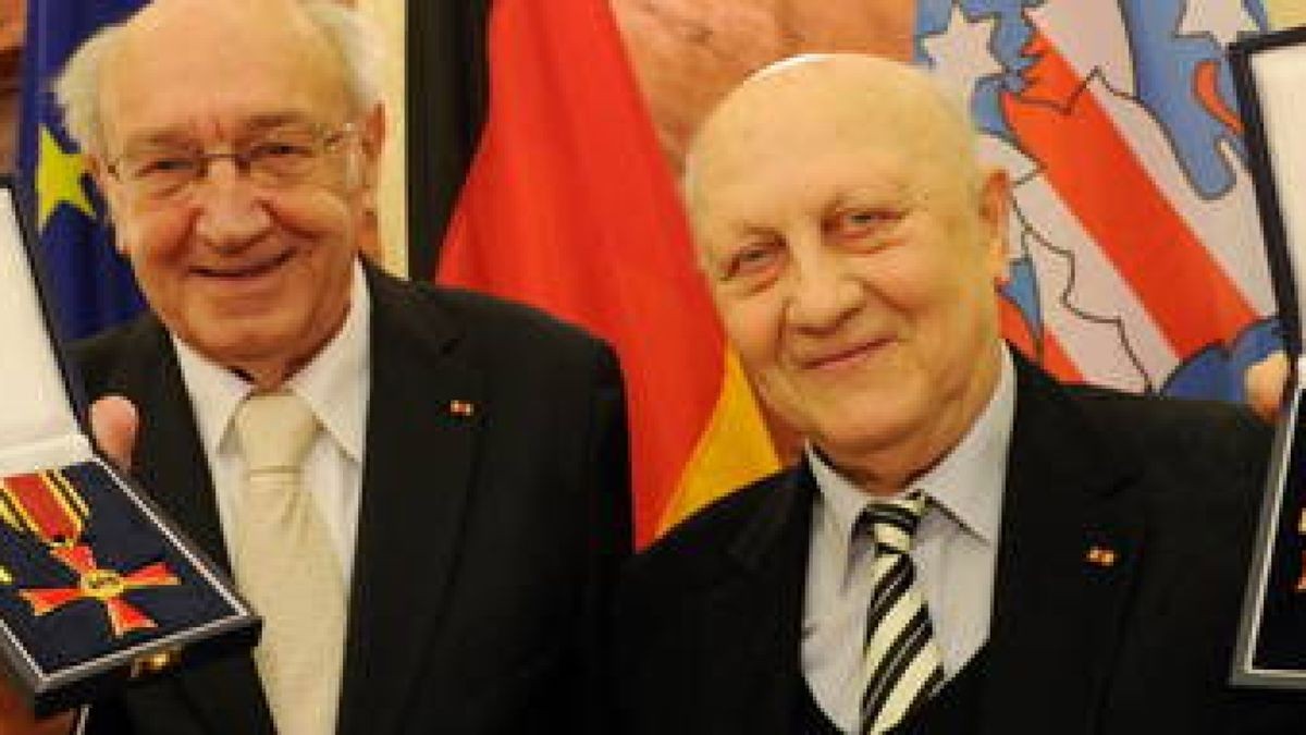 Für ihr Engagement beim Aufbau und dem Erhalt des Erfurter Museums für Elektrotechnik wurden Josef Lorenz (links) und Rudolf Fiebich gestern in der Thüringer Staatskanzlei mit dem Bundesverdienstkreuz am Bande geehrt.  Foto: Peter Michaelis