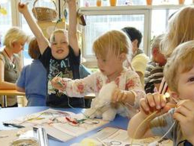 Arbeitgeber locken Mitarbeiter mit flexibler Arbeitszeit und Kindergarten