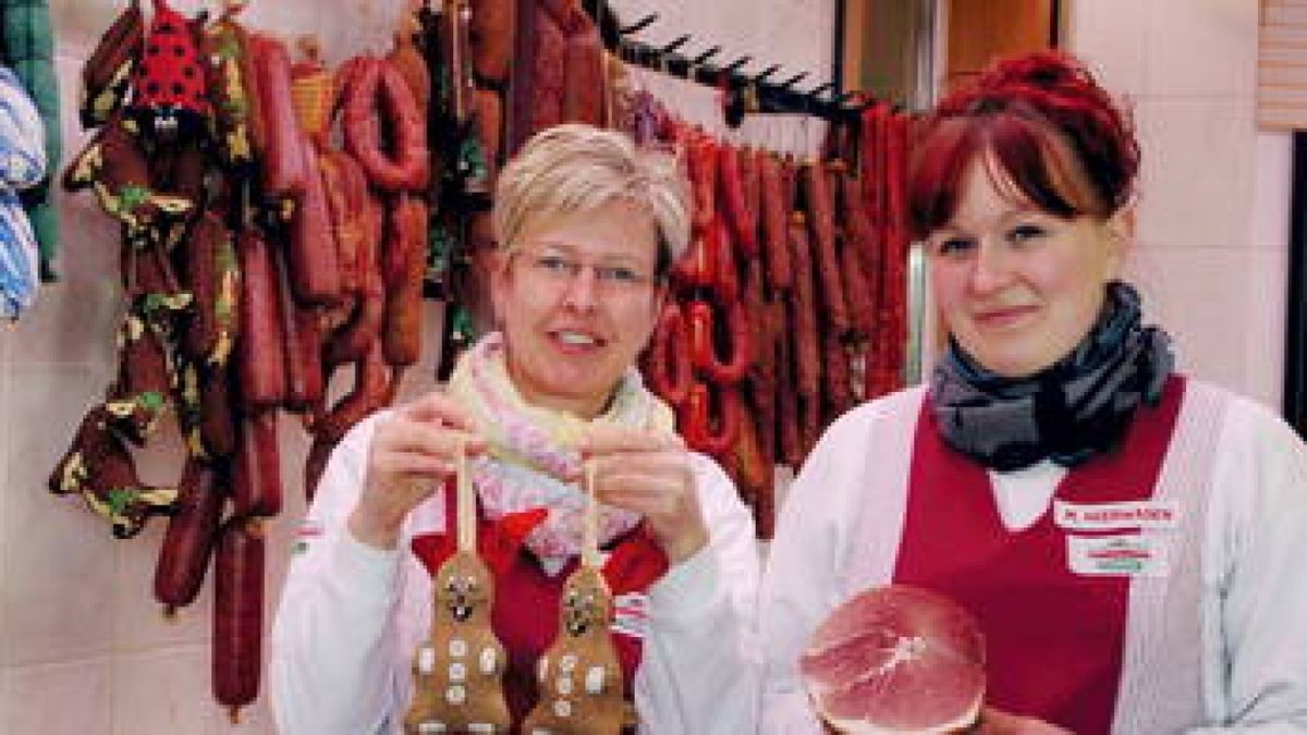 Zur Wiedereröffnung des Hofladens der Landschmaus Fleischerei der Agrargenossenschaft Bösleben präsentieren Diane Zillmer (links) und Michaela Heerwagen einige typische Produkte aus der Böslebener Fleischerei. Foto: Britt Mandler