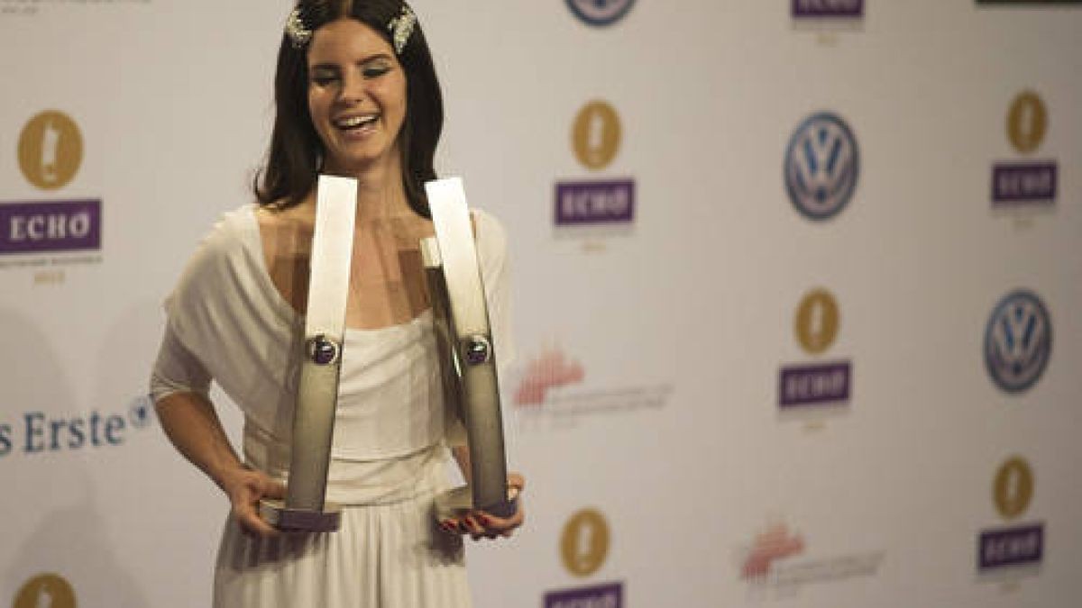 Sängerin Lana Del Rey war aus den USA angereist. Sie nahm den Echo mit in den Kategorien Künstlerin International Rock/Pop und erfolgreichster Newcomer International. Foto: dapd