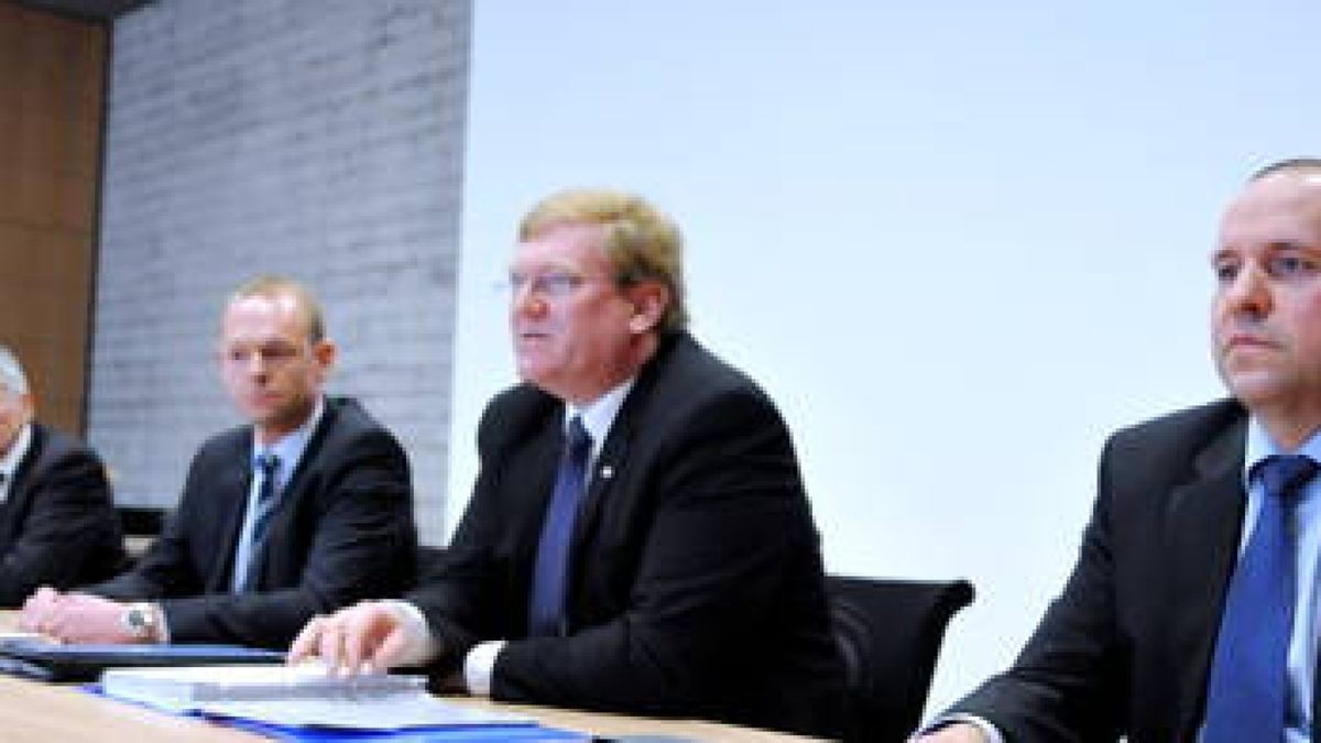 Pressekonferenz bei Bosch Solar am Freitag in Arnstadt. Im Bild: Dr. Joachim Siedler (Pressesprecher bei Bosch), Dr. Stefan Haack (Vorstand Bosch Solar Energy AG), Dr. Stefan Hartung (Geschäftsführer Robert Bosch GmbH) und Dr. Peter von Wartenberg (Kaufmännischer Werkleiter am Standort Arnstadt / v.l.). Foto: Christoph Vogel