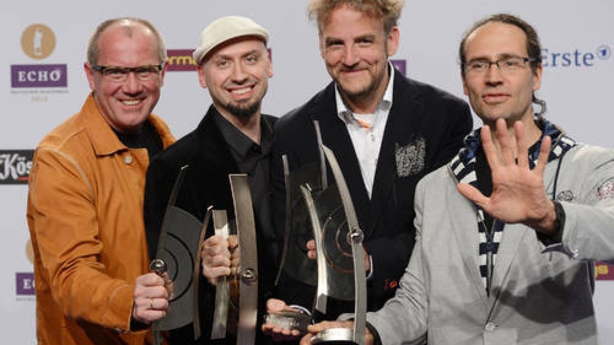 Die Wise Guys zeigen ihren Echo Music Award in der Kategorie Crossover National/International. Foto: dpa