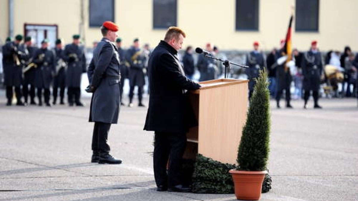 Mit einem Abschlussappell verabschiedete sich das Raketenartilleriebataillon 132 aus Sondershausen. Künftig werden die Soldaten auf die Standorte Münster, Idar-Oberstein und Weiden verteilt. Foto: Nico Kiesel