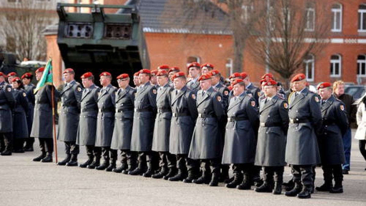 Mit einem Abschlussappell verabschiedete sich das Raketenartilleriebataillon 132 aus Sondershausen. Künftig werden die Soldaten auf die Standorte Münster, Idar-Oberstein und Weiden verteilt. Foto: Nico Kiesel