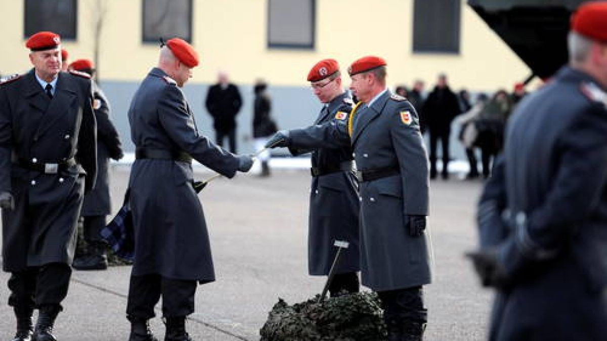 Mit einem Abschlussappell verabschiedete sich das Raketenartilleriebataillon 132 aus Sondershausen. Künftig werden die Soldaten auf die Standorte Münster, Idar-Oberstein und Weiden verteilt. Foto: Nico Kiesel