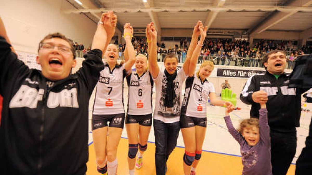 Volleyball, 2. Bundesliga Damen: SWE-Volleyteam Erfurt - FTSV Straubing, Riethsporthalle, letztes Spiel der Saison. Die Spielerinnen tanzen zum Abschluß mit Trainer, Team und Fans. 3 Juliane Herz 6 Antonia Stautz 7 Ekaterina Soloninkina. Foto: Susann Fromm 