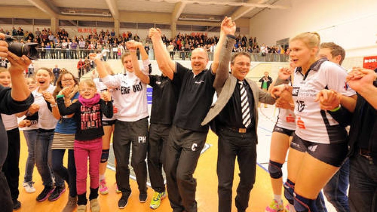 Volleyball, 2. Bundesliga Damen: SWE-Volleyteam Erfurt  FTSV Straubing, Riethsporthalle, letztes Spiel der Saison. Die Spielerinnen tanzen zum Abschluß mit Trainer, Team und Fans. Von rechts: 15 Saskia Leonhardt Präsident Michael Panse Trainer Heiko herzberg Cotrainer Grzegorz Bienkowski. Foto: Susann Fromm 