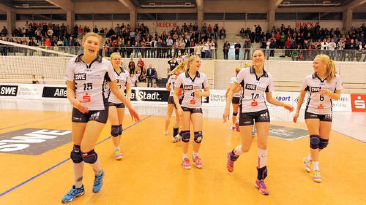 Volleyball, 2. Bundesliga Damen: SWE-Volleyteam Erfurt  FTSV Straubing, Riethsporthalle, letztes Spiel der Saison. Die Spielerinnen tanzen zum Abschluß mit Trainer, Team und Fans. 4 Juliane Flessa 6 Antonia Stautz 14 Lisa Erdtmann 15 Saskia Leonhardt. Foto: Susann Fromm 