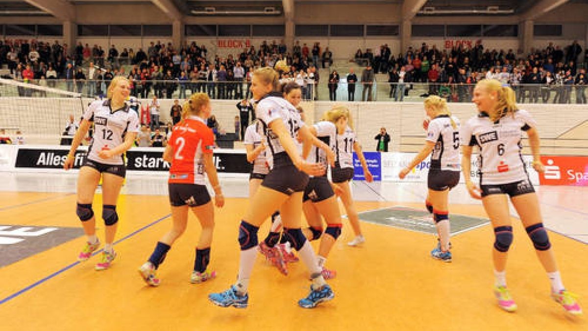 Volleyball, 2. Bundesliga Damen: SWE-Volleyteam Erfurt  FTSV Straubing, Riethsporthalle, letztes Spiel der Saison. Die Spielerinnen tanzen zum Abschluß mit Trainer, Team und Fans. 2 Jana Illiger (im roten Libero-Trikot) 5 Annika Müller 6 Antonia Stautz 12 Lisa Breitsprecher 15 Saskia Leonhardt. Foto: Susann Fromm 