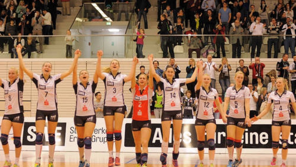 Volleyball, 2. Bundesliga Damen: SWE-Volleyteam Erfurt  FTSV Straubing, Riethsporthalle, letztes Spiel der Saison. Die Spielerinnen tanzen zum Abschluß mit Trainer, Team und Fans. Von links: 6 Antonia Stautz 7 Ekaterina Soloninkina 15 Saskia Leonhardt 3 Juliane Herz 2 Jana Illiger (im roten Libero-Trikot) 14 Lisa Erdtmann 12 Lisa Breitsprecher 5 Annika Müller 4 Juliane Flessa. Foto: Susann Fromm  