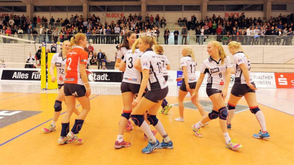 Volleyball, 2. Bundesliga Damen: SWE-Volleyteam Erfurt  FTSV Straubing, Riethsporthalle, letztes Spiel der Saison. Die Spielerinnen tanzen zum Abschluß mit Trainer, Team und Fans. Foto: Susann Fromm 