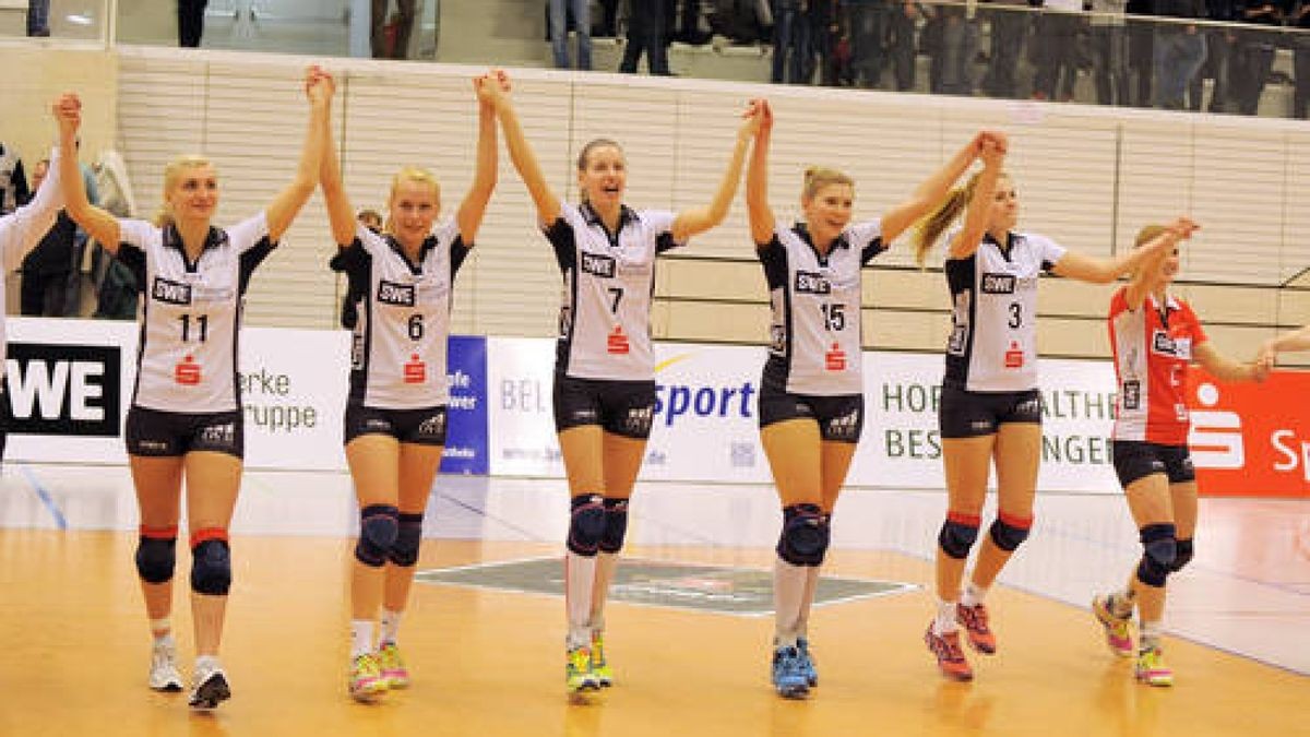 Volleyball, 2. Bundesliga Damen: SWE-Volleyteam Erfurt  FTSV Straubing, Riethsporthalle, letztes Spiel der Saison. Die Spielerinnen tanzen zum Abschluß mit Trainer, Team und Fans. VON LINKS: 11 Maria Völker 6 Antonia Stautz 7 Ekaterina Soloninkina 15 Saskia Leonhardt 3 Juliane Herz 2 Jana Illiger (im roten Libero-Trikot). Foto: Susann Fromm 