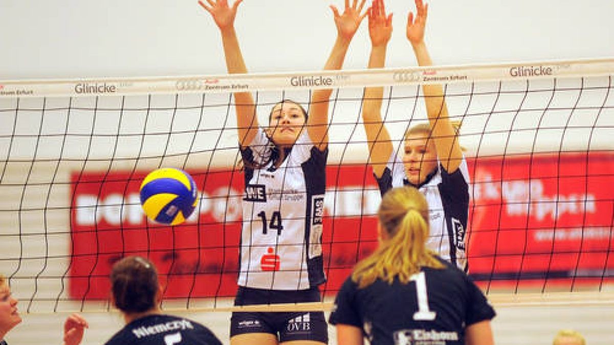 Volleyball, 2. Bundesliga Damen: SWE-Volleyteam Erfurt  FTSV Straubing, Riethsporthalle, letztes Spiel der Saison. Die Spielerinnen tanzen zum Abschluß mit Trainer, Team und Fans. 14 Lisa Erdtmann 15 Saskia Leonhardt. Foto: Susann Fromm 